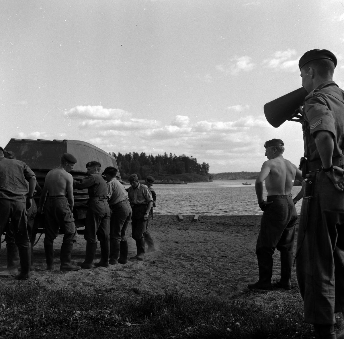 Adolf Skjegstad, Sersjant Terje F. Godager med ropert kommanderer soldater. Ingeniørvåpenet.