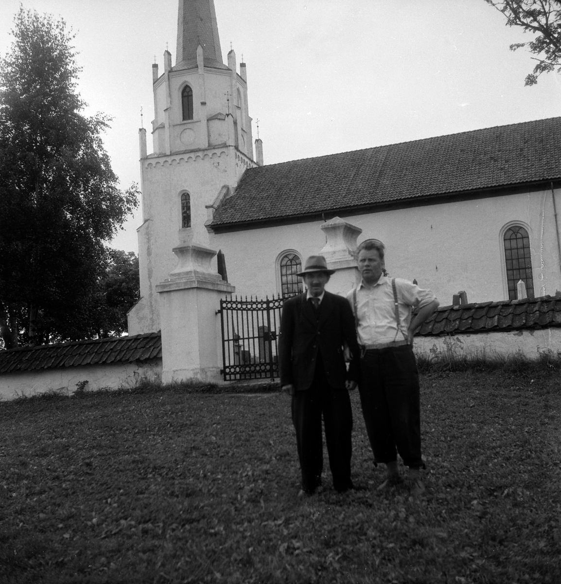 Adolf Skjegstad, Kristian Olsen Skjegstad og Adolf Skjegstad utenfor Løten kirke.