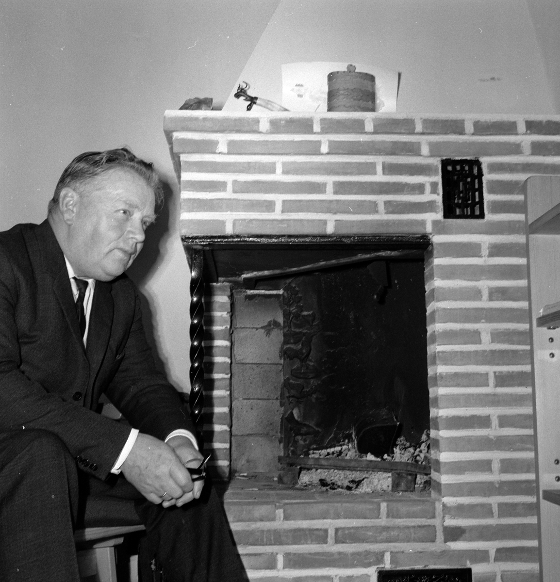 Adolf Skjegstad, Adolf Skjegstad ved peisen.