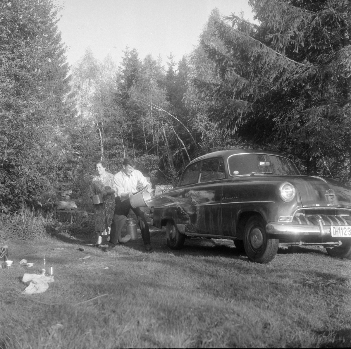 Adolf Skjegstad, D-1123. Opel Rekord 1953-54. Bilvask, bøtter, spann. Petra og Annar Skjegstad.