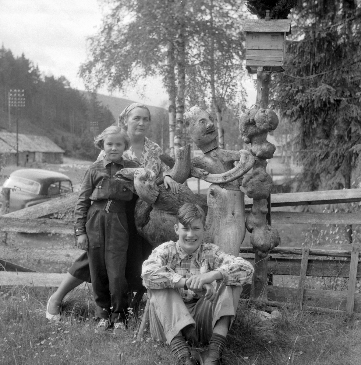 Adolf Skjegstad, Asbjørg, Petra og Annar Skjegstad. Figurer av røtter, ukjent sted.