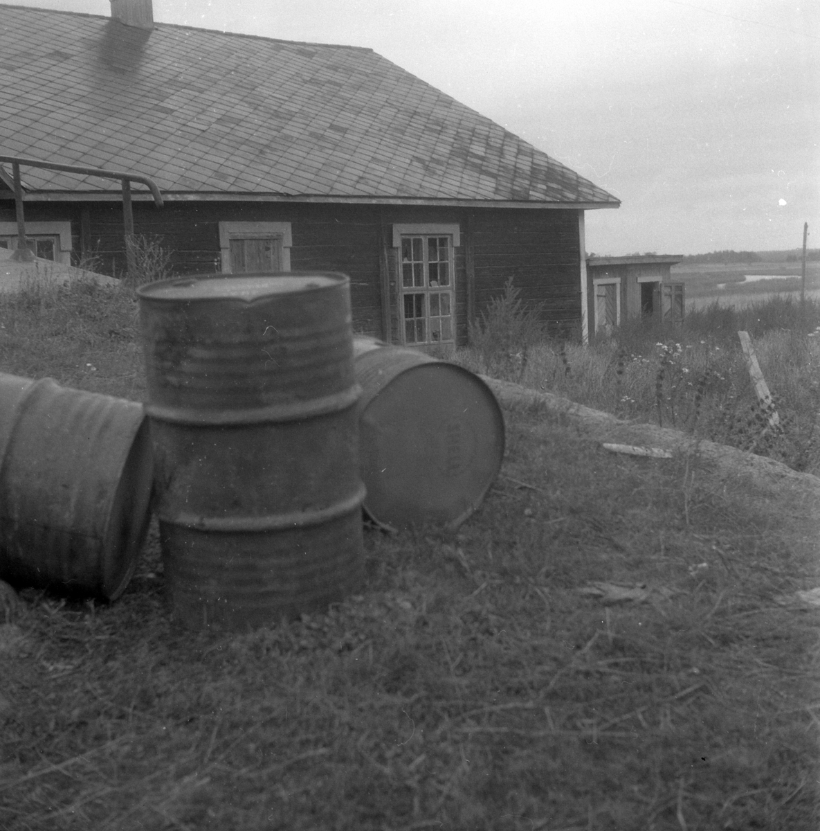 Adolf Skjegstad, Porkala-området sør-vest for Helsingfors i Finland , fraflyttet hus, oljefat.