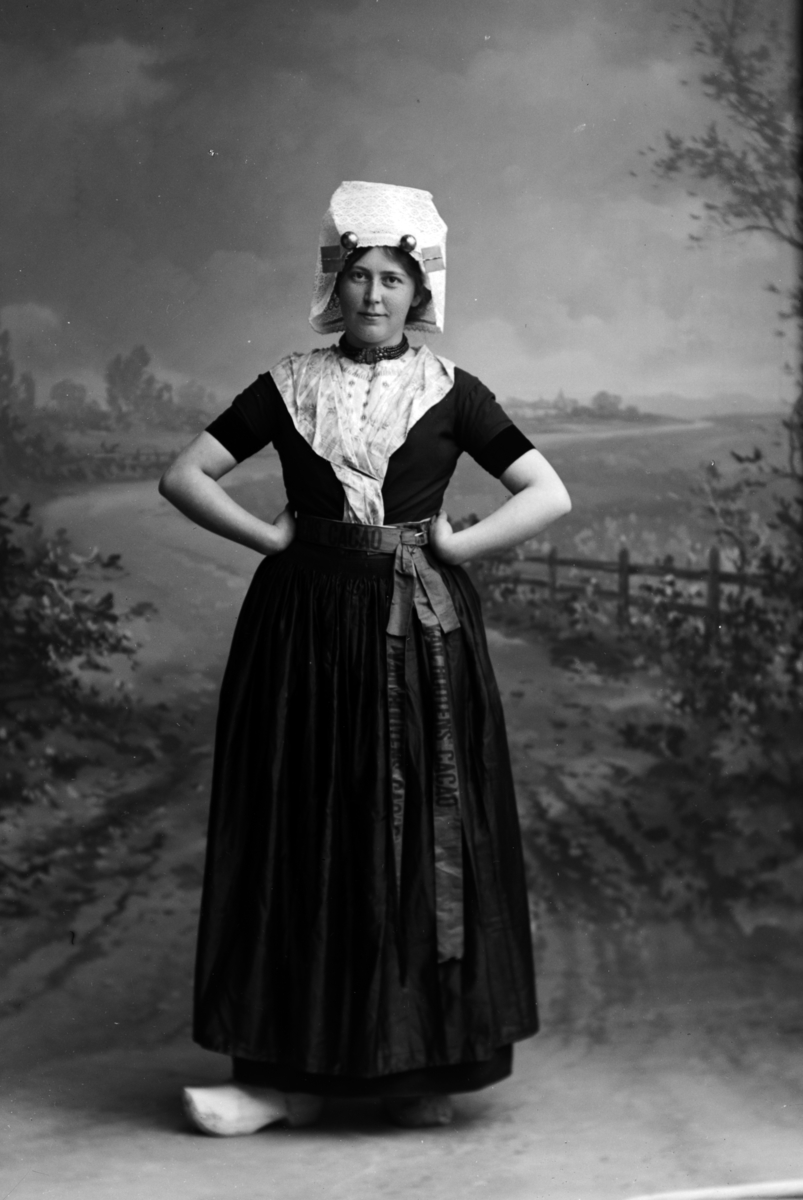 Christian Grundseth, ABELL FRK. HELFIG. , NEDERLANDSK FOLKEDRAKT, TRESKO, HODEPLAGG