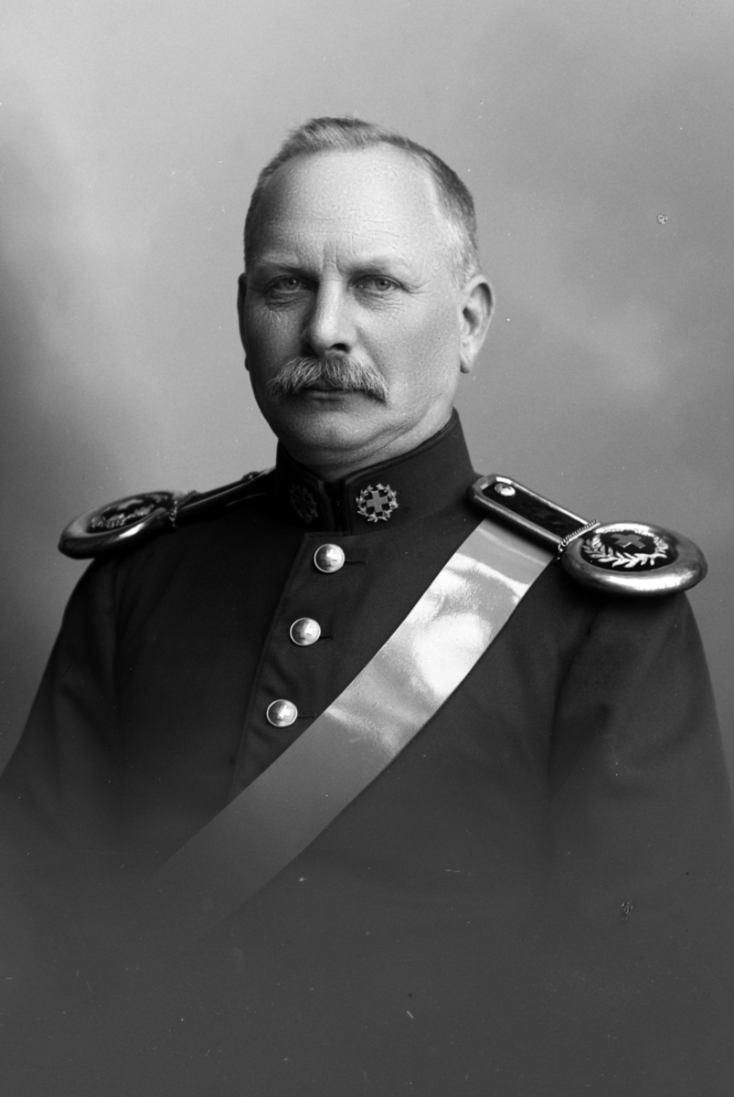 Christian Grundseth, BANG FANEJUNKER, HALVFIG. , UNIFORM 15015 Albert Andersen Bang f. i Trysil 23. 11. 1860, død i Hamar 07. 01. 1923.
