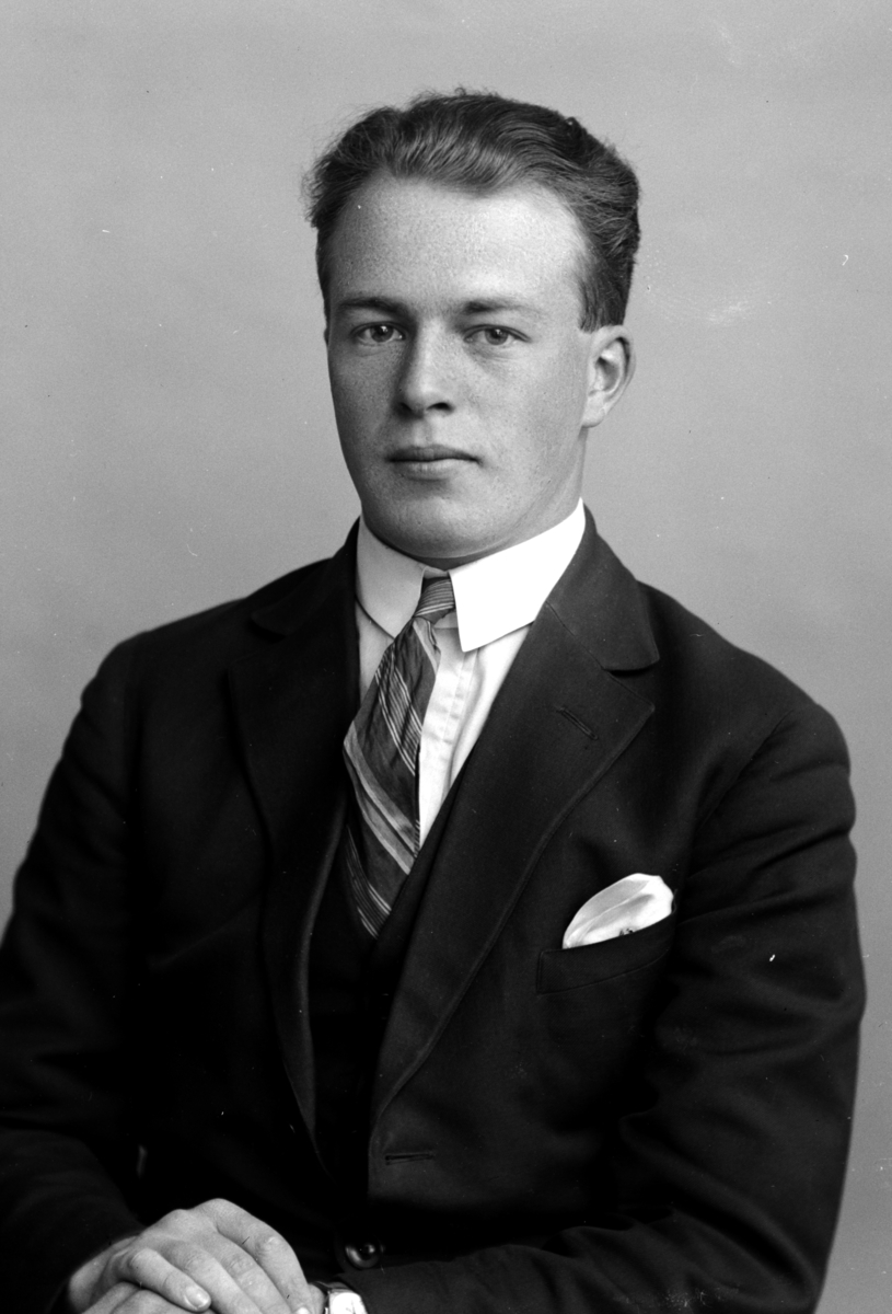 Christian Grundseth, BERG LORENTZ, HALVFIG. , PASS 32399