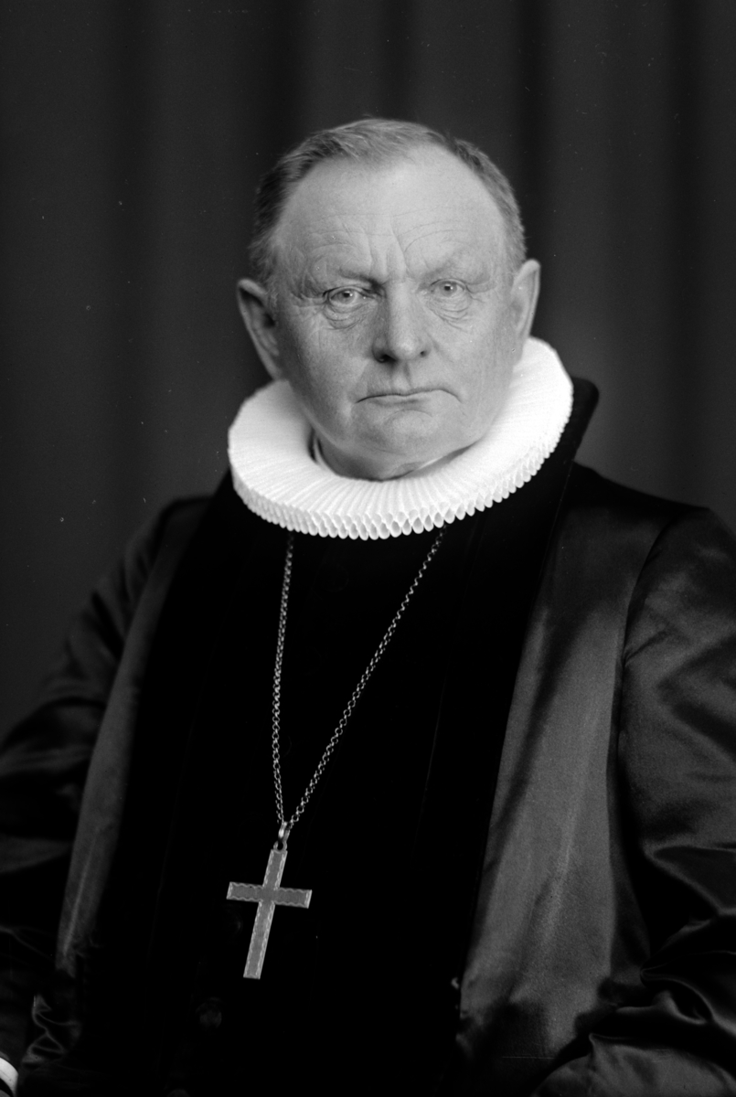 Christian Grundseth, BJØNNES-JACOBSEN BISKOP, HALVFIG. , PRESTEKJOLE32926