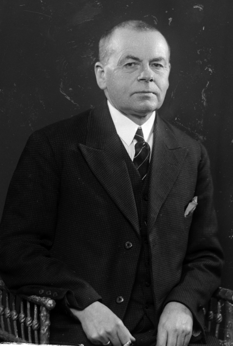 Christian Grundseth, BRÆCK KONTORSJEF, NORGES BANK, HALVFIG. , 39065