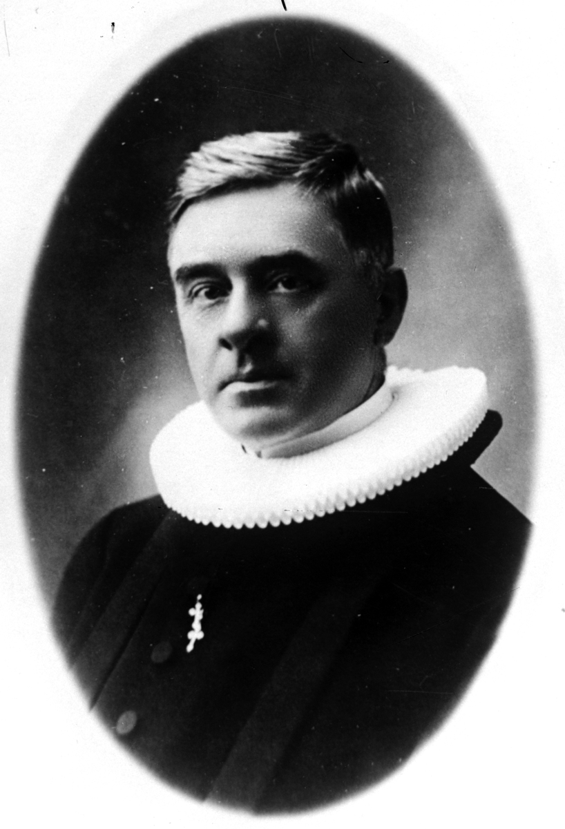 Christian Grundseth, EKER PASTOR, HALVFIG. , PRESTEKJOLE, 34384