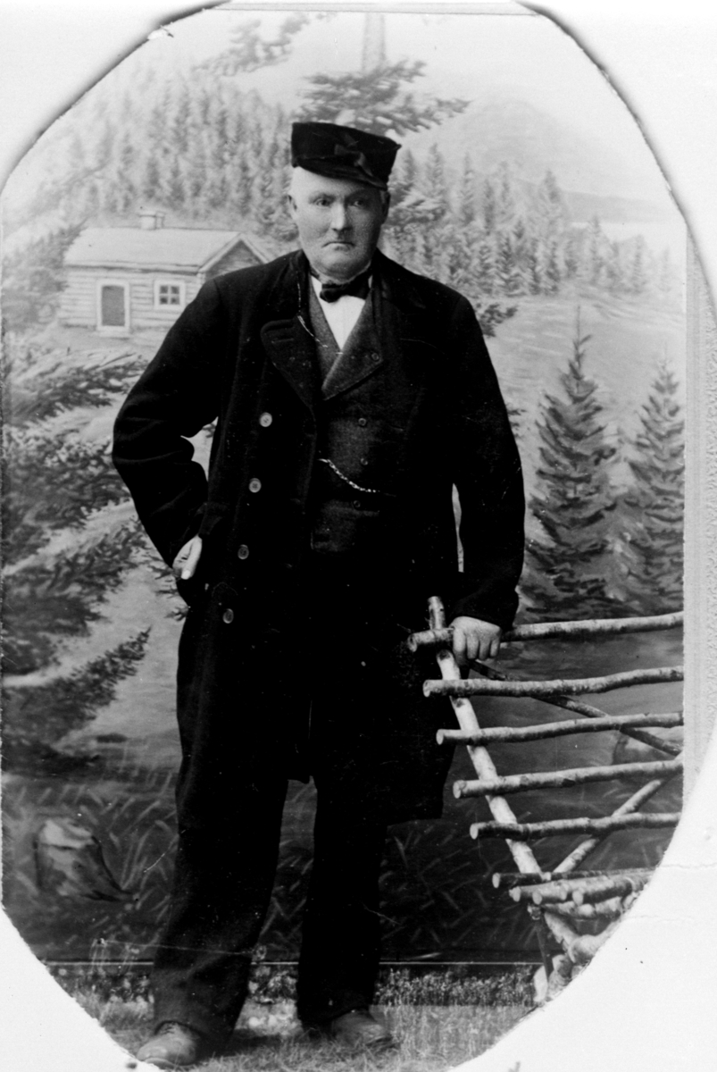 Christian Grundseth, ELTON, HELFIG. , MANN, REPRO 38971