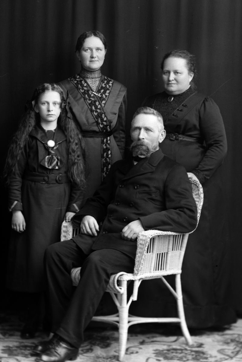 Christian Grundseth, ENGEBRETSEN O. DEHLISGT. 18, GR:4 FAMILIE, 17006.