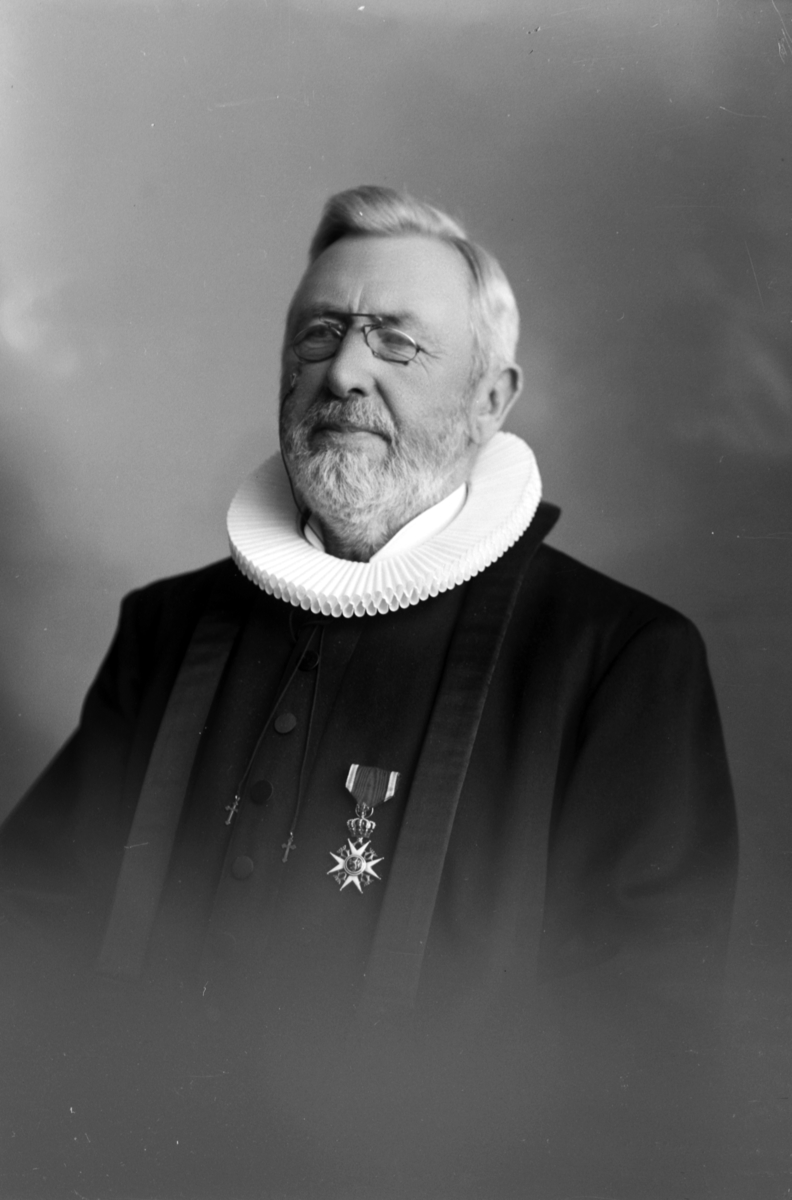 Christian Grundseth, ERICHSEN PROST, PRESTEKJOLE M/MEDALJE, HALVF. 17729