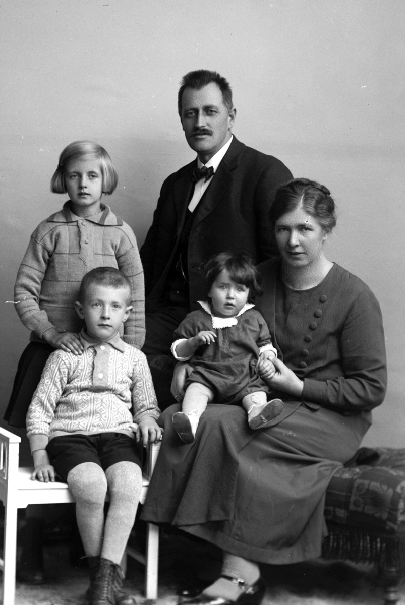 Christian Grundseth, Eriksen lærer, gr: 5, familie. 31646. Fotografiet er tatt i 1927 Otto og Nanna Eriksen med sine tre barn, Ågot Eriksen (gift Wedel Jarlsberg), Gunnar Eriksen og Erik Eriksen (på fanget).