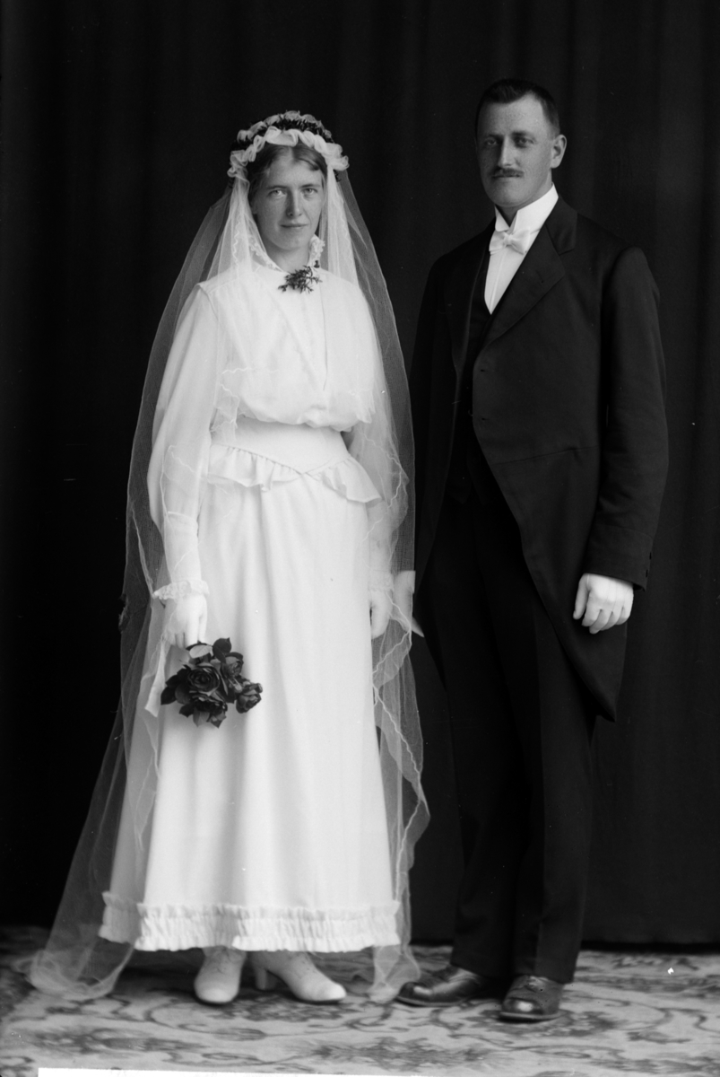 Christian Grundseth, ERIKSEN LÆRER, GR: 2, BRUDEBILDE 18397. Nanna (født Hofstad) (1886-1974) giftet seg med Otto Eriksen (1888-1951) 08. 07. 1916 i Ottestad kirke. De bodde i Fredheim, Holmegata 22, som senere fikk adressen St. Olavs gate 95, Hamar. De traff hverandre på Hamar lærerskole hvor de gikk 1907-1910.