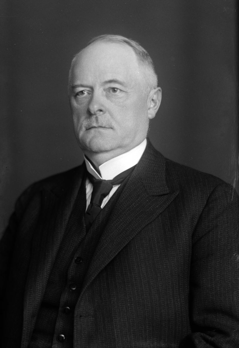 Christian Grundseth, FLAKSTAD BANKSJEF, HALVFIG. , 37563