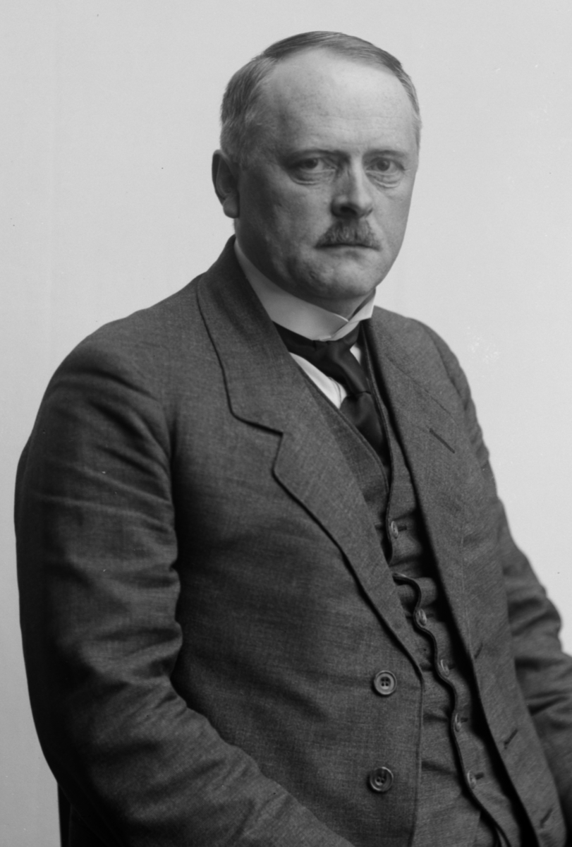 Christian Grundseth, FLAKSTAD BANKSJEF, HALVFIG. , 24580