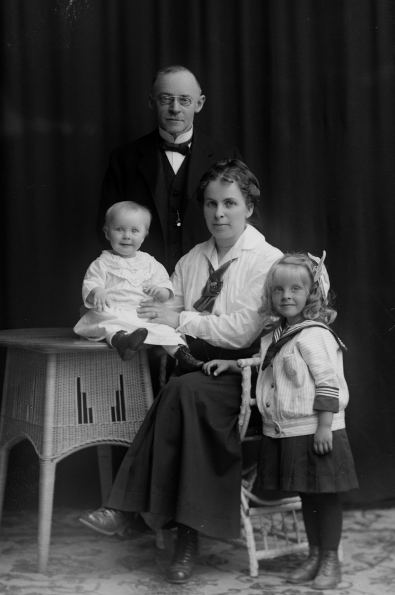 Christian Grundseth, GUDMUNDSEN POSTFULMEKTIG, GR: 4, FAMILIE, 19296.