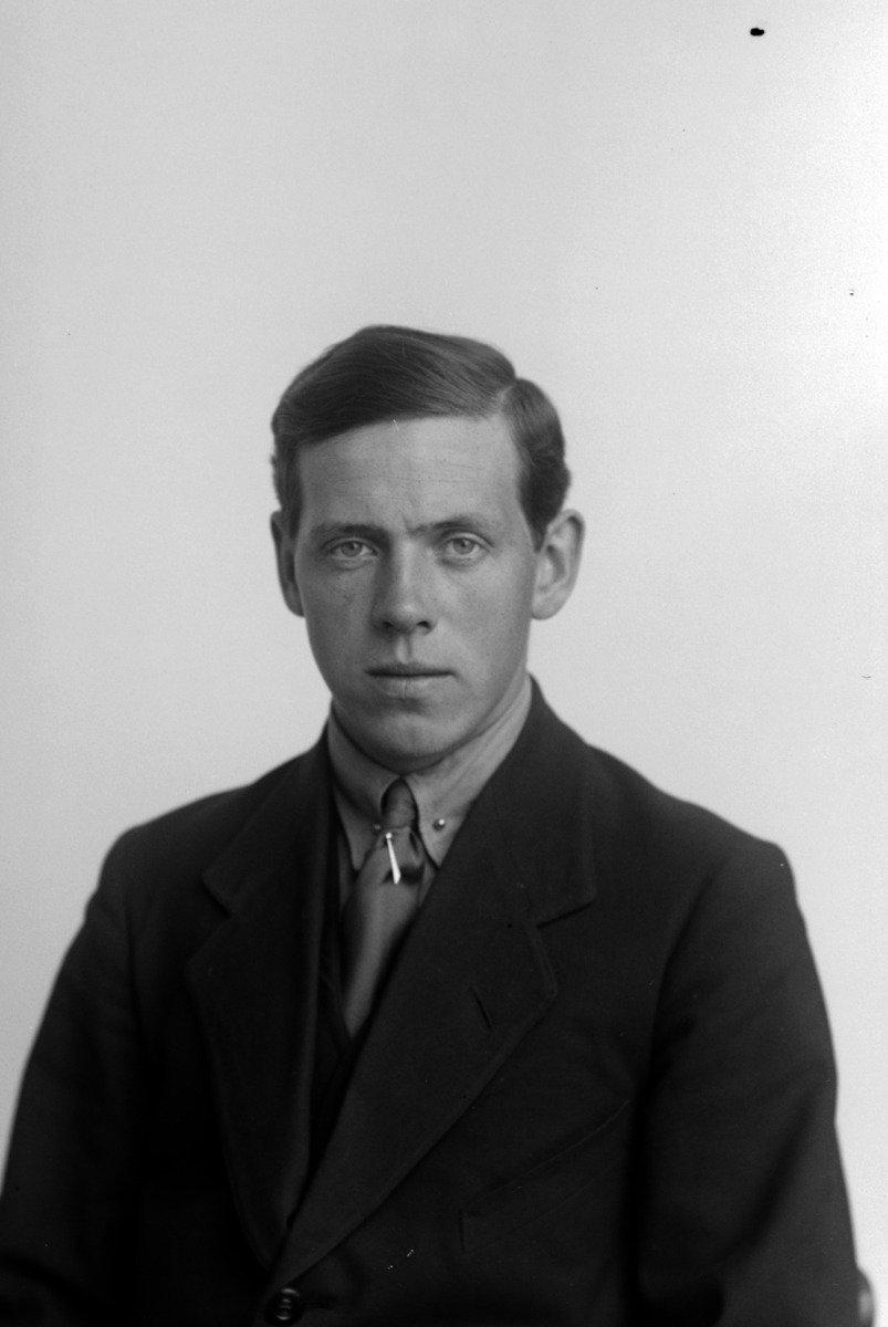 Christian Grundseth, HAGEN EYOLF, HALVFIG. , PASS 25775