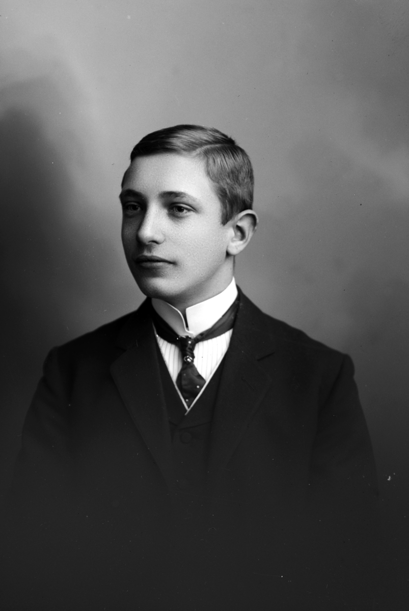 Christian Grundseth, HARBOE HENRIK, HALVFIG. , Sønn av Dr Harboe, f. 1894. 11416.
