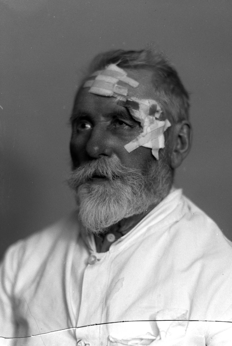 Christian Grundseth, INDAHL, MANN MED HODESKADE, PLASTER 38348