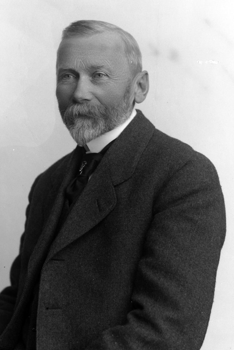 Christian Grundseth, JENSEN G. , HALVFIG. , 23570