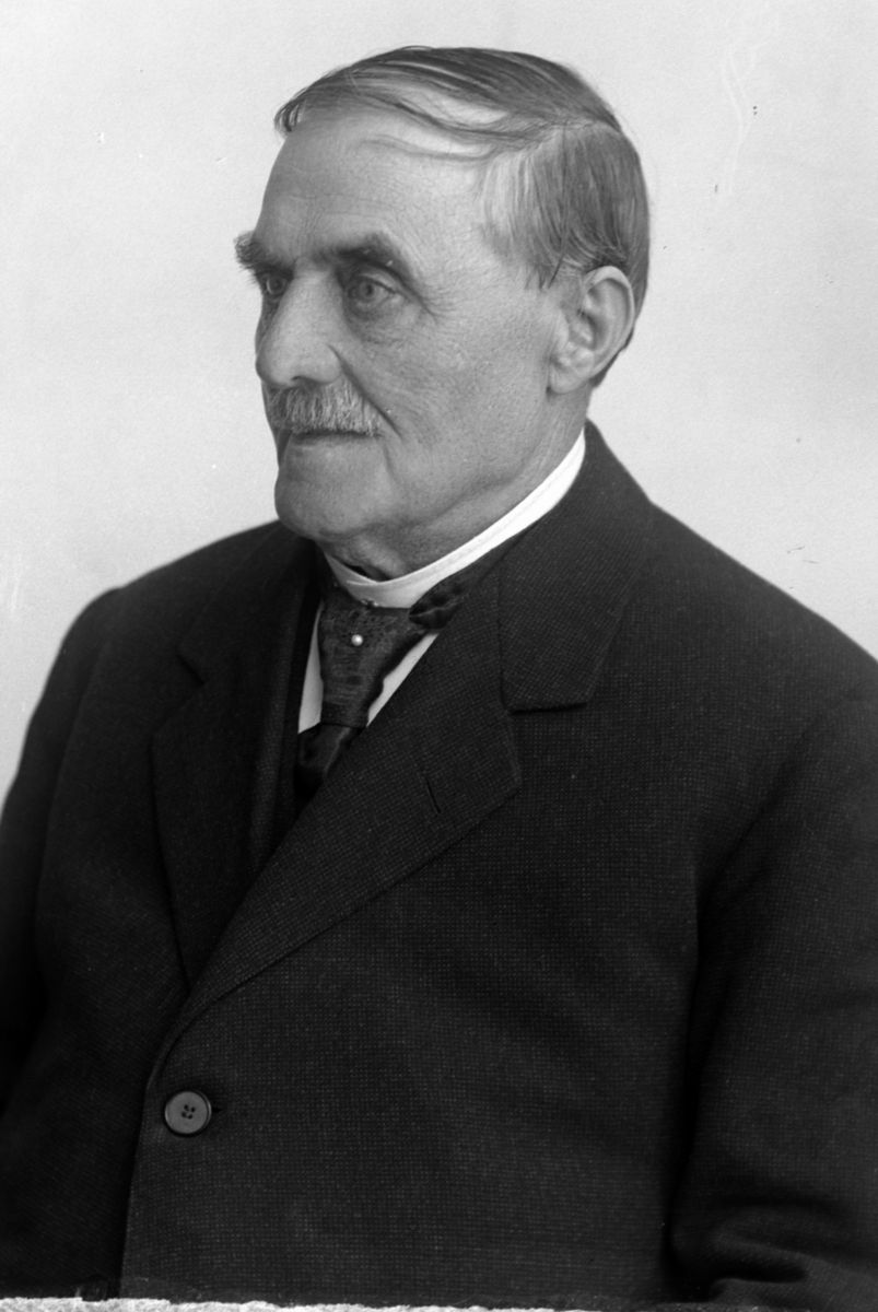 Christian Grundseth, KRISTOFFERSEN KURVM. HALVFIG, MANN, 31291