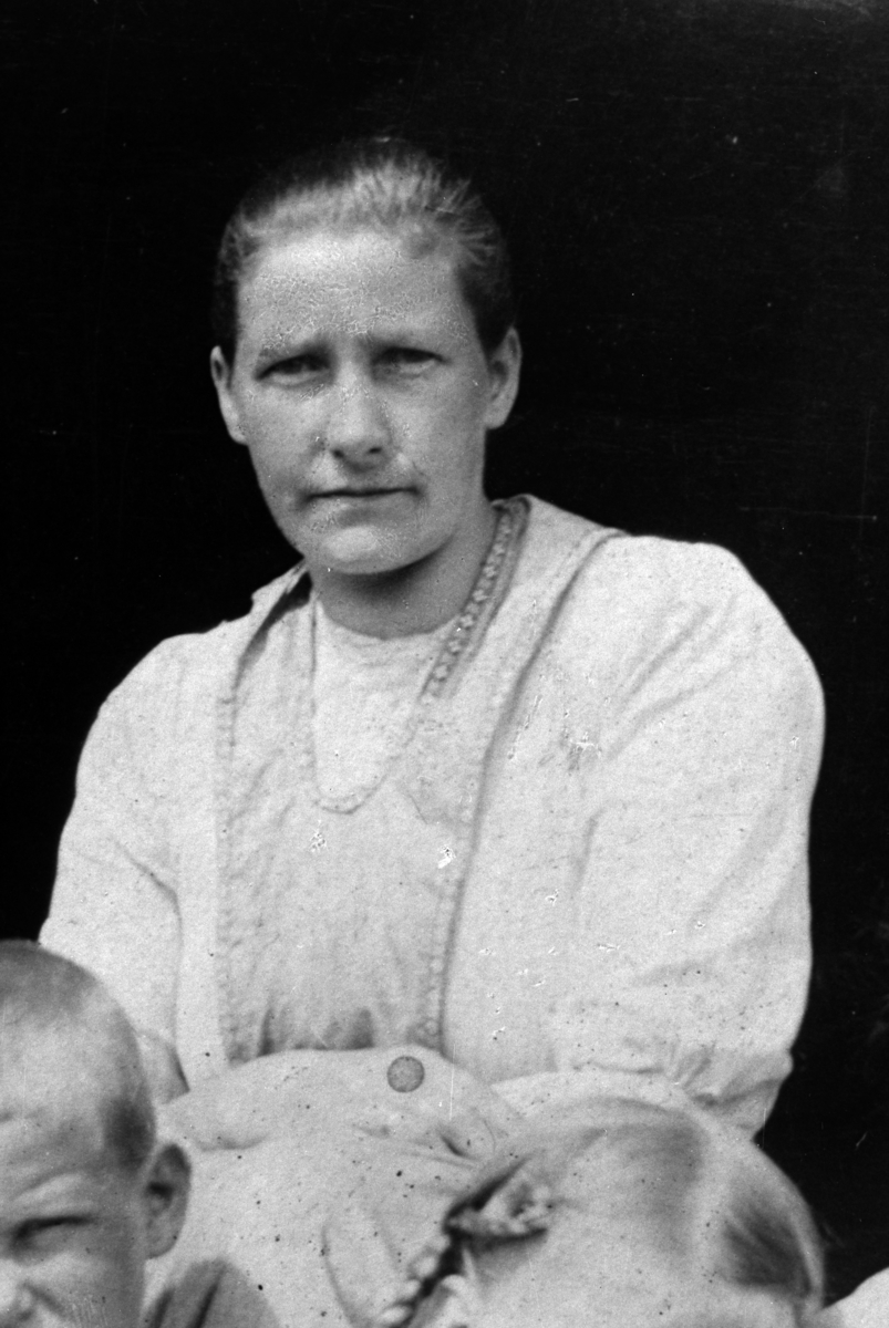 Christian Grundseth, LUDVIKSEN LINA, ROPRO: DAME M/BARN I FORGR. , 31871