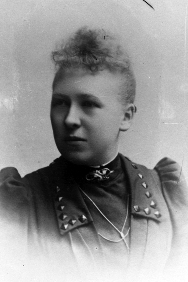 Christian Grundseth, MAGNUSSEN FRU, REPRO: DAME, HALVFIG. , 19186