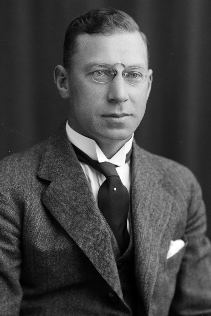 Christian Grundseth, MELLUM DR. , HALVFIG. , 31468