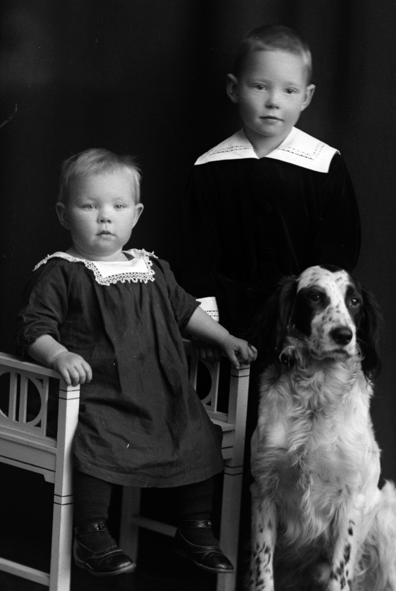 Christian Grundseth, MOHN URMAKER, GR: gutt og jente. Kr. Mohns barn, Rolf f. 1913 og Inger Helene f. 1916. 19945