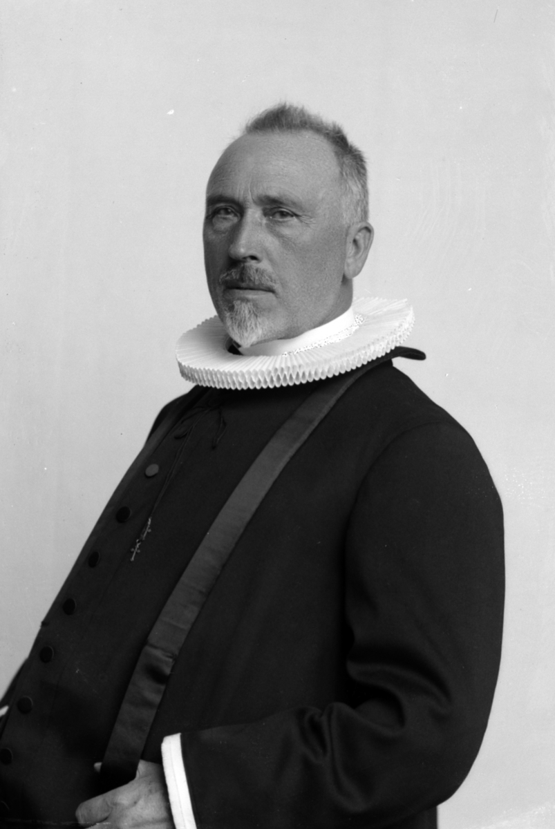 Christian Grundseth, RIDDERVOLD-OLSEN PROST, HALVFIG. , PRESTEKJOLE27590