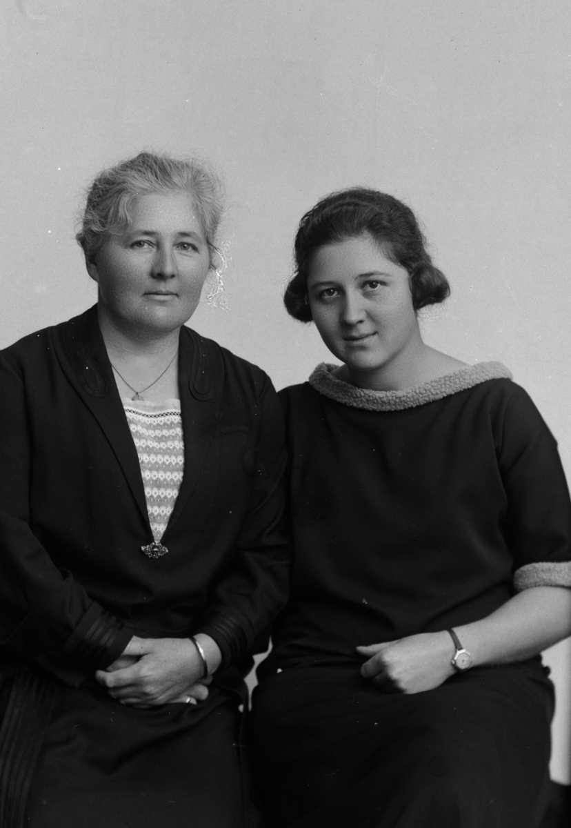 Christian Grundseth, RIDDERVOLD-OLSEN FRU, GR: 2 DAMER, 29867