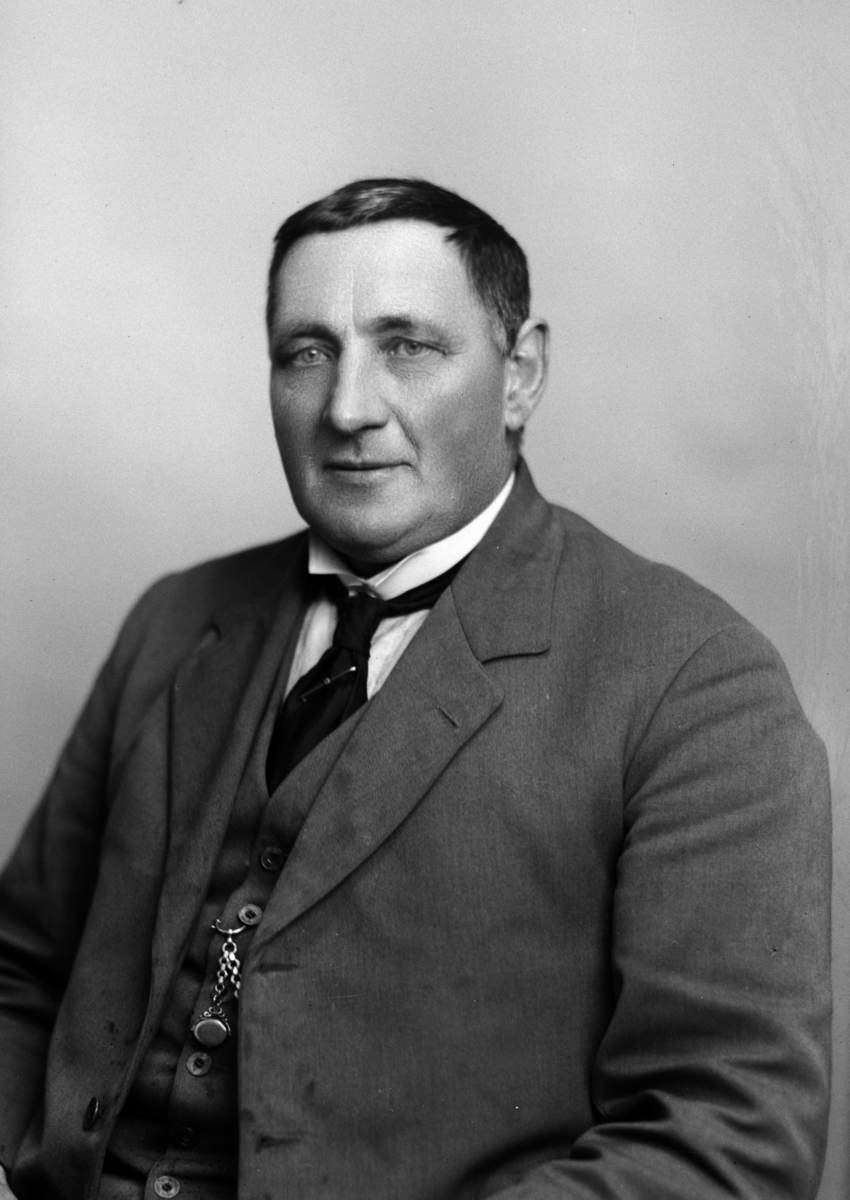 Christian Grundseth, ORMSRUD KJØPMANN, HALVFIG. , 34260