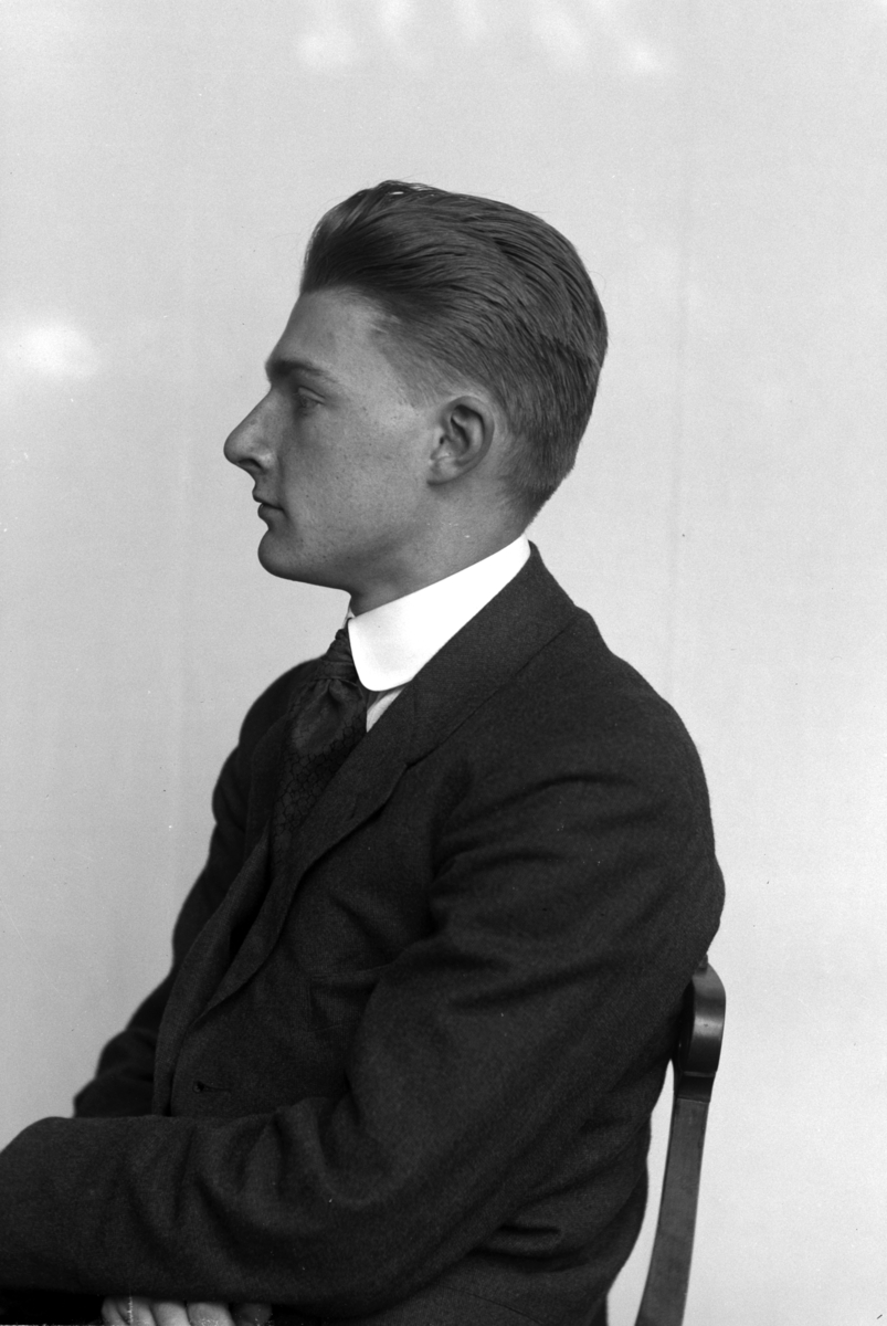 Christian Grundseth, PEDERSEN STUD. , HALVFIG, PROFIL, 26356