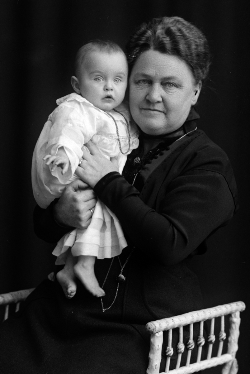 Christian Grundseth, PLATOU FRU, GR: 2, MOR + BARN 19411