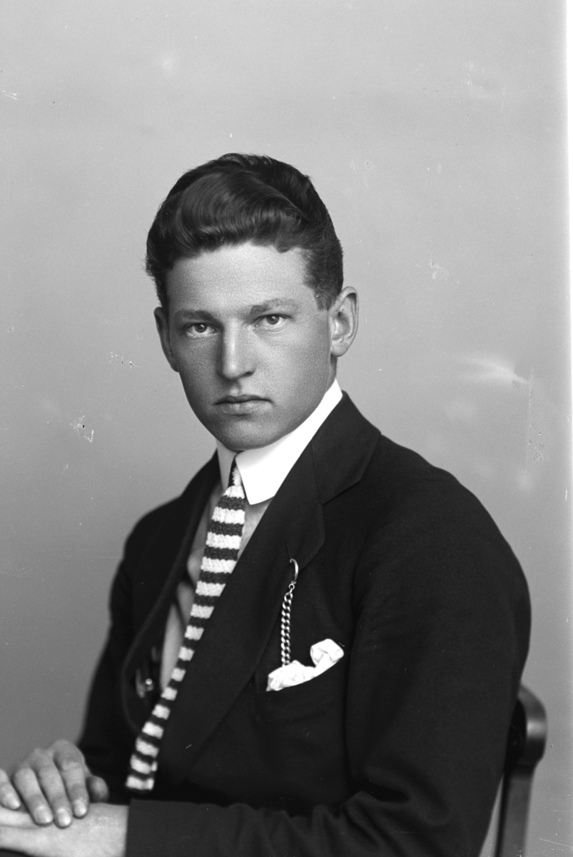 Christian Grundseth, PRAG ROLF, HALVFIG. , 27464 Arkitekt Rolf Prag født på Hamar 1899, studerte ved høgskolen i Trondheim, var 5 år i Amerika, arbeidet hos Ole Øvergaard i Oslo til 1934 og flyttet deretter hjem til Hamar. Prag har bla. tegnet krematoriet fra 1937 og av større bygg ellers har han tegnet Oustads mekanis…