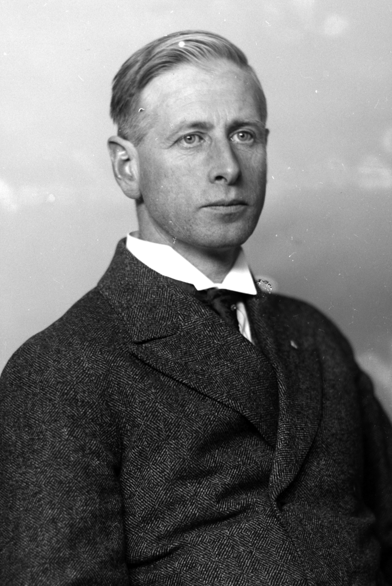 Christian Grundseth, RASCH-HALVORSEN, HALVFIG. , MANN, 35904