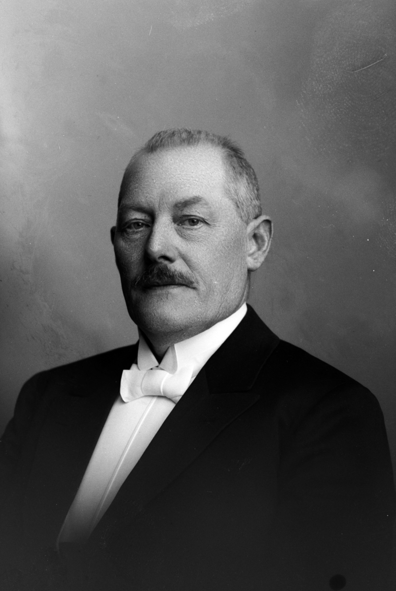 Christian Grundseth, RØHR AGENT, HALVFIG. , 19743