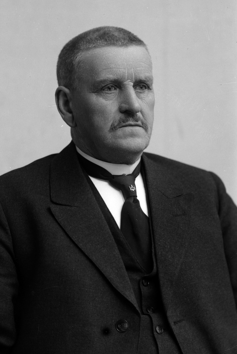 Christian Grundseth, SANDEN K. , NORGES BANK, HALVFIG. , MANN 31926
