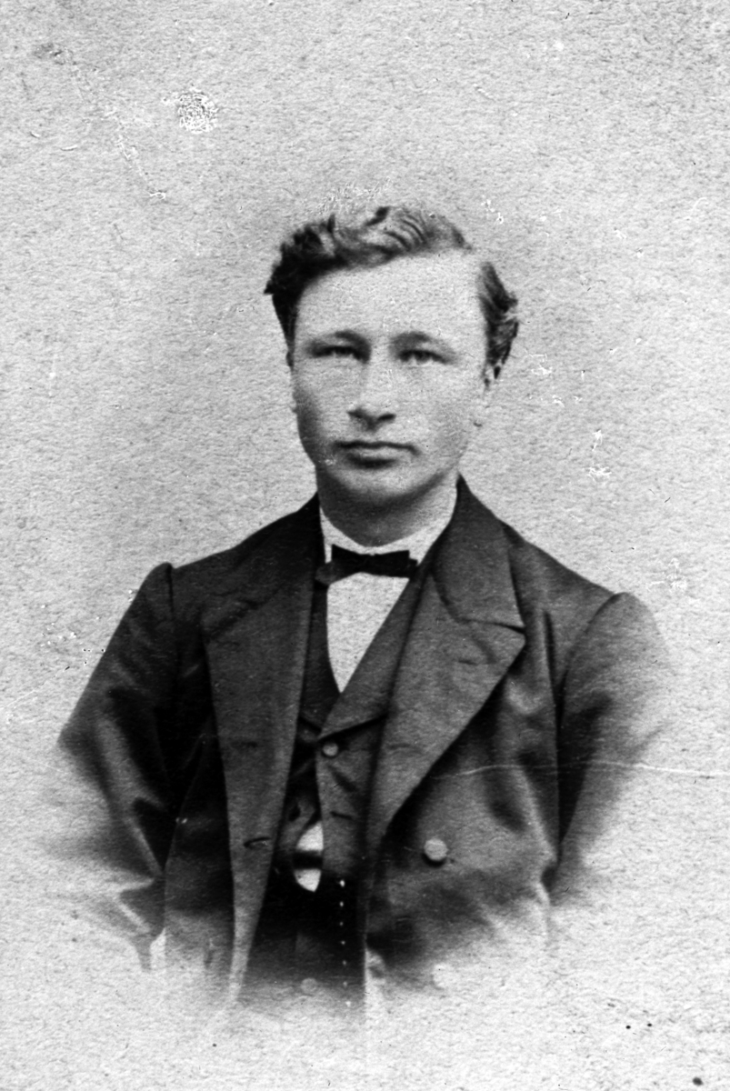 Christian Grundseth, SANDVIK KNUT, REPRO: UNG MANN, HALVFIG. , 32125