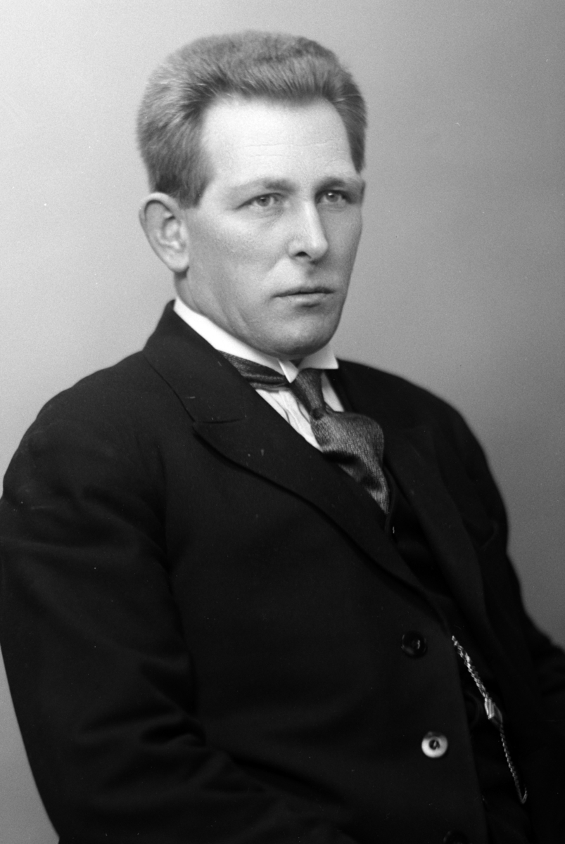 Christian Grundseth, SMØRSTEEN BESTYRER, HALVFIG. , 34405