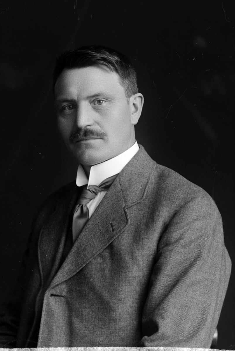 Christian Grundseth, STRÆTKVERN INGENIØR, HALVFIG. , 20687