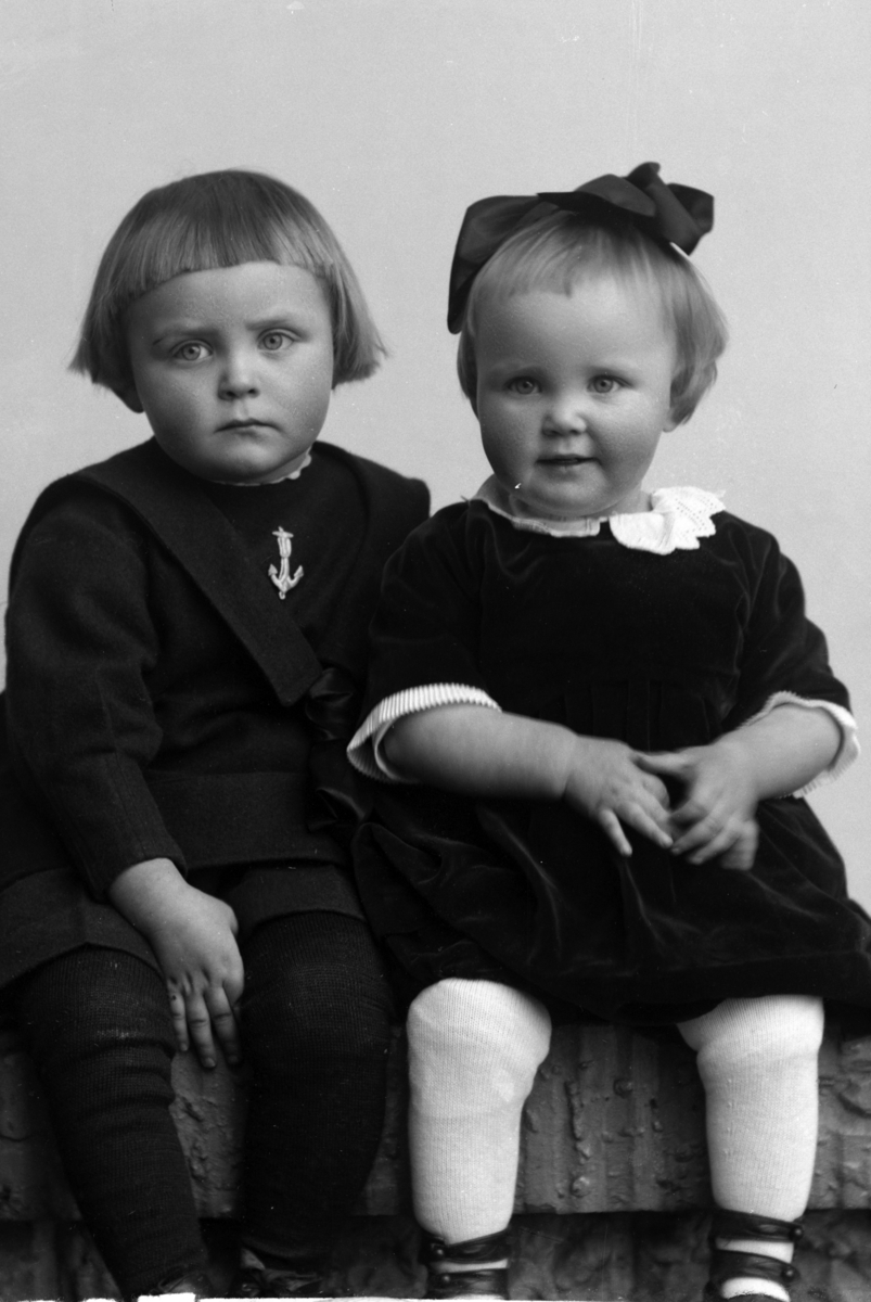 Christian Grundseth, STRÆTKVERN INGENIØR, GR: 2 BARN, 25393 Bildet viser t. v. Ola Jacob Strætkvern (f. 1918) og hans søster t. h. Karen Margrethe Charlotte Strætkvern (f. 1919). Bildet tatt antagelig 1921.