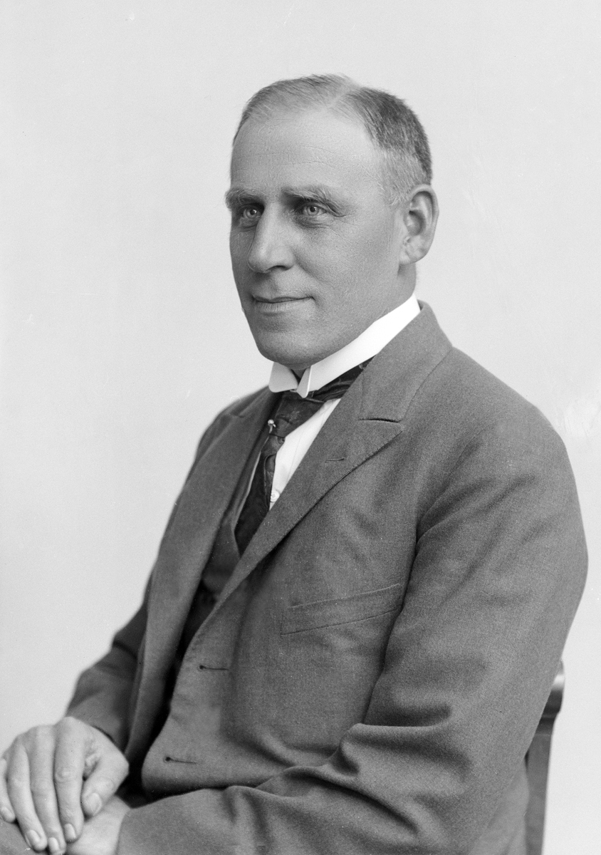 Christian Grundseth, OTTO SØBERG (1885-1974), STADSLEGE PÅ HAMAR FRA 1930 til årsskiftet 1955/56. HALVFIG. , PASS, 30702