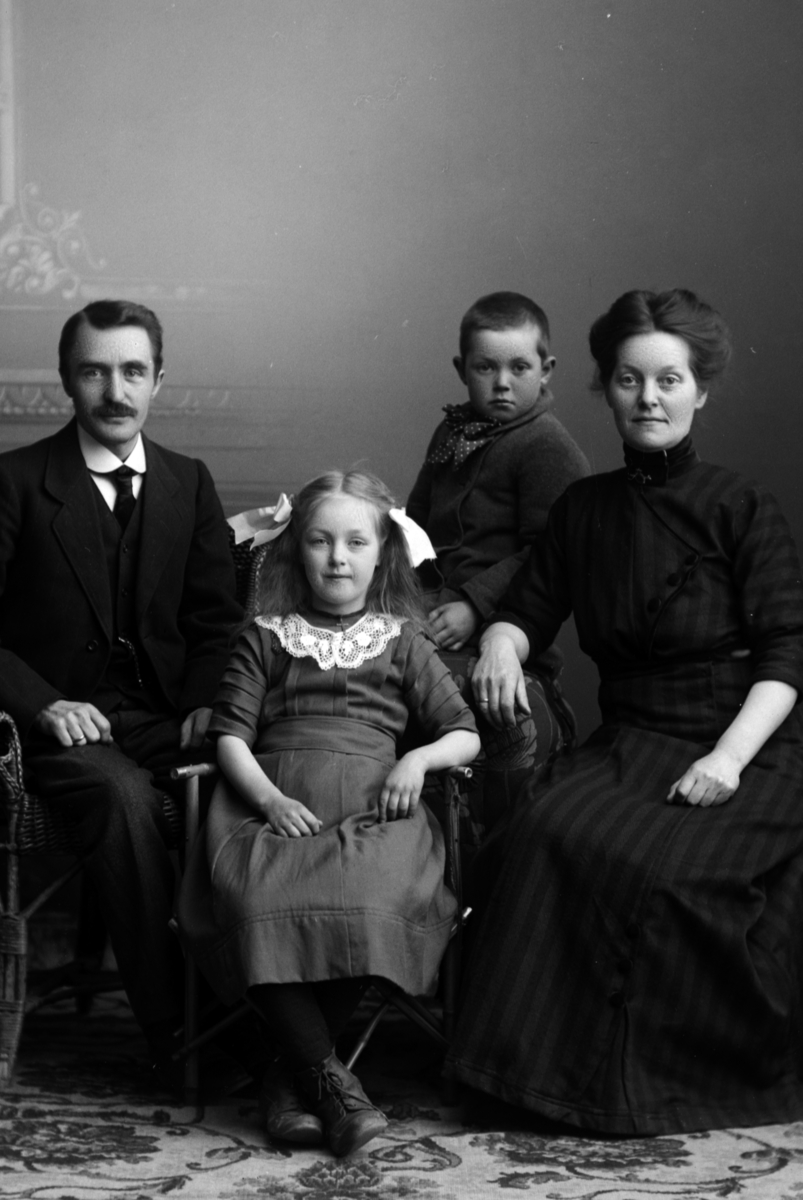 Christian Grundseth, SØRLUND H. , SKJØNSBERG, BØRSTADBAKKEN. Berthea (Blaarud) Sørlund født på Elverum i 1875. Hermann Andreassen Sørlund. Født på Vang i 1882. Barna er Azora Hildegard og Arthur Olav. GR:4, 14927