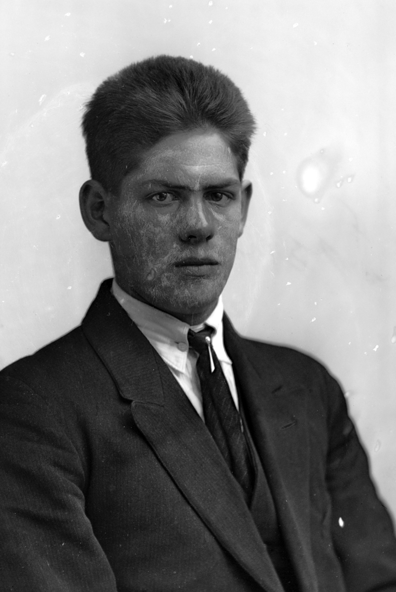 Christian Grundseth, SØSVEEN B. A. , HALVFIG. , 29567 Bernt Augustsen Søsveen, f.1906 (d.1963)