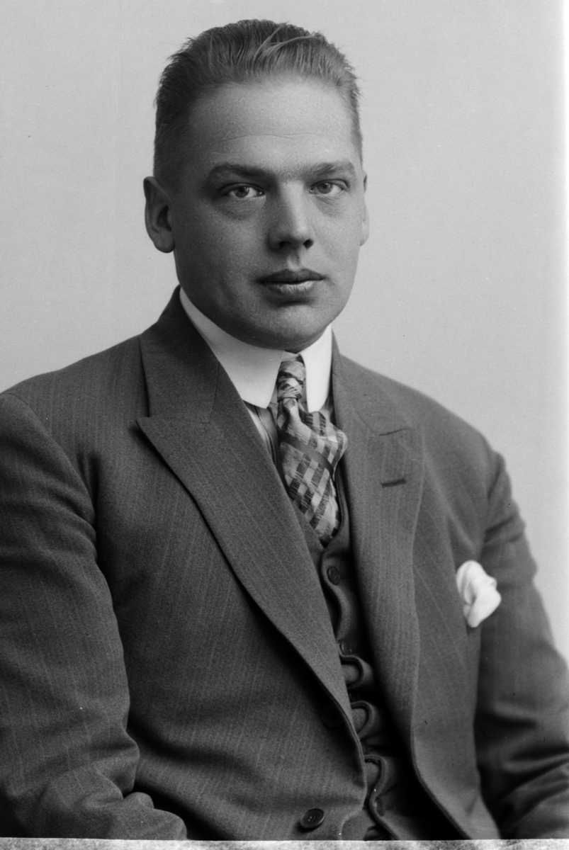 Christian Grundseth, THUNE-ELLEFSEN OVERRETTSAKFØRER, HALVFIG. , 31695