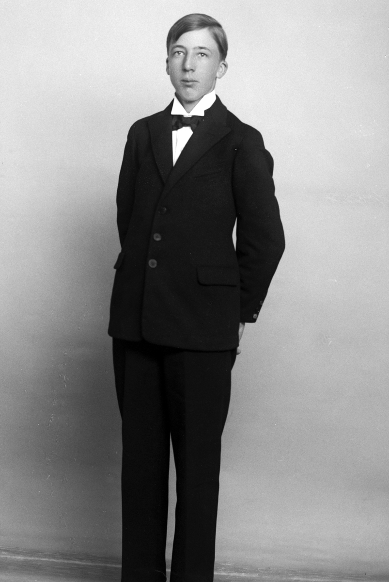 Christian Grundseth, TOMASSEN, VENDKVÆRN, HELFIG. , UNG MANN, 32770 Kristian W. Thomassen.