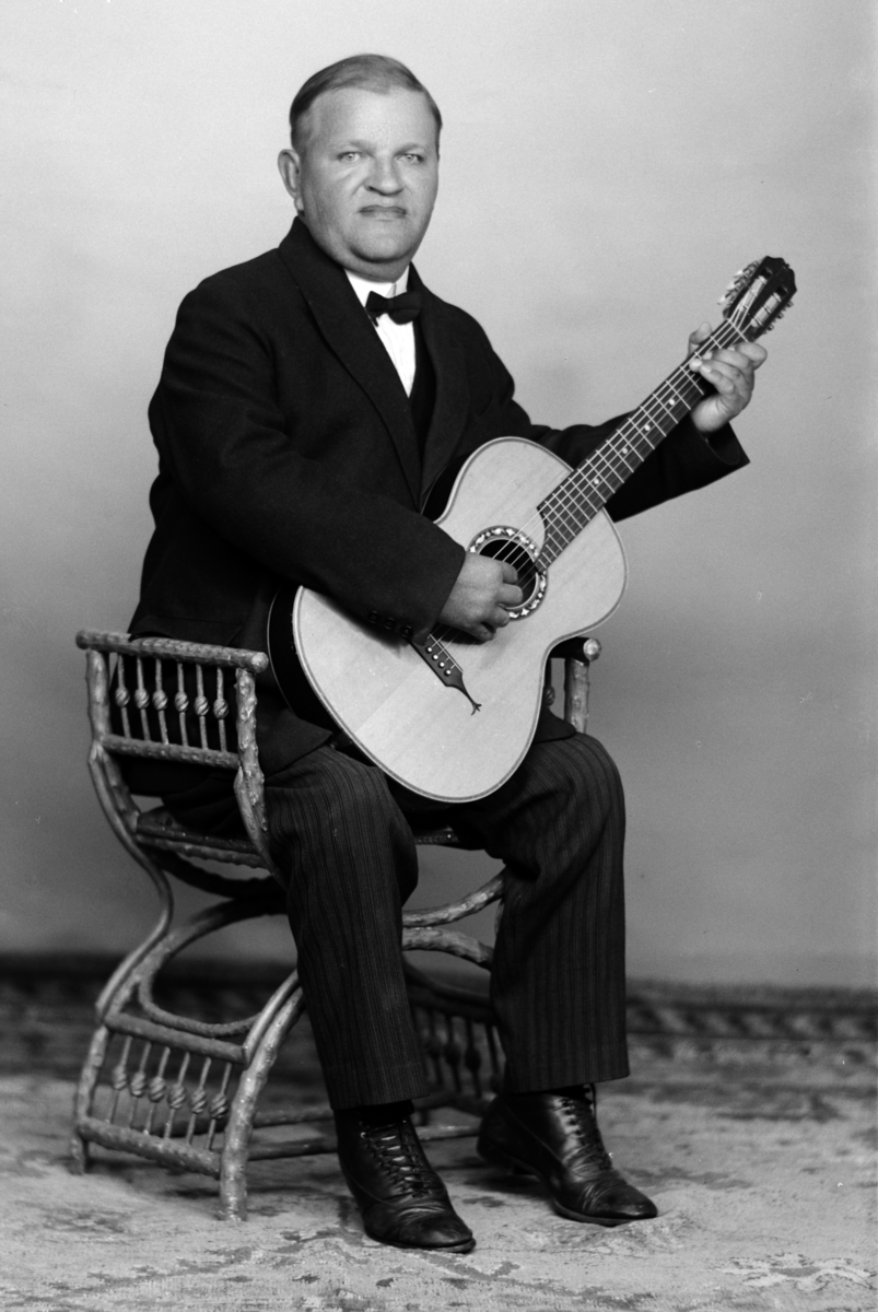 Christian Grundseth, VIRKENES KARL J. , VANFHJ. , HELFIG. , M/GITAR, 36421