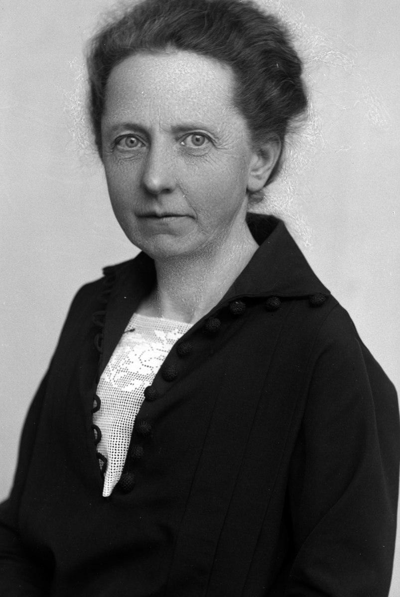 Christian Grundseth, ØSTBY FRØKEN, NORGES BANK, HALVFIG. , 31917