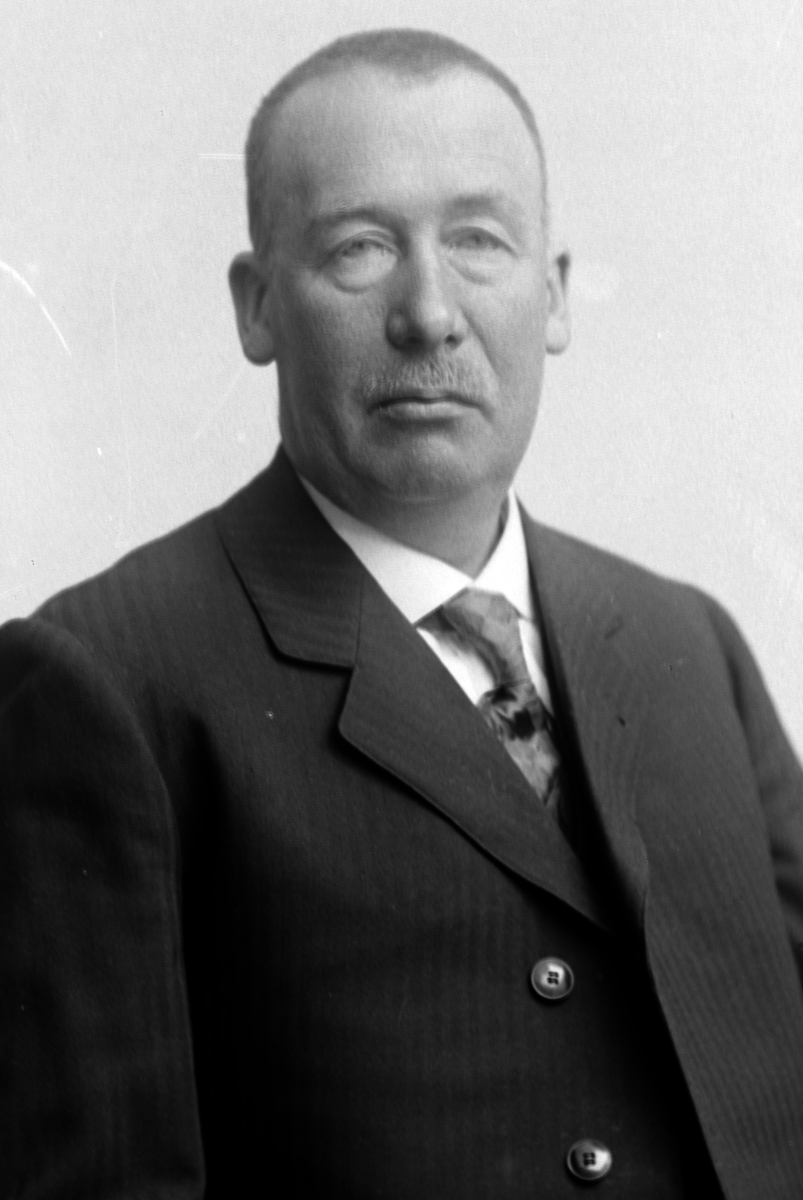 Christian Grundseth, ØSTENSTAD, HALVFIG. , MANN, 30404